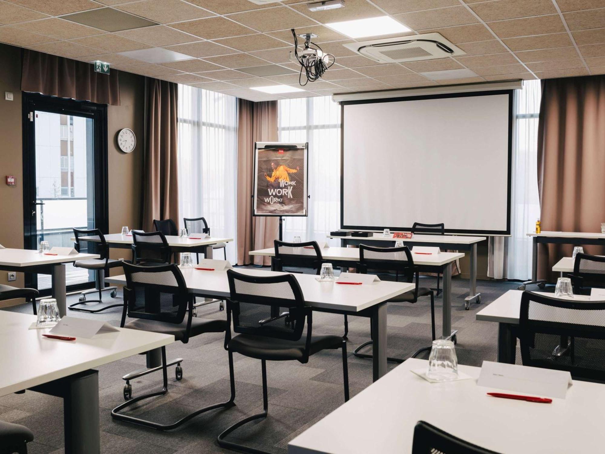 Ibis Centre Rive Gauche Mermoz Hotel 3*